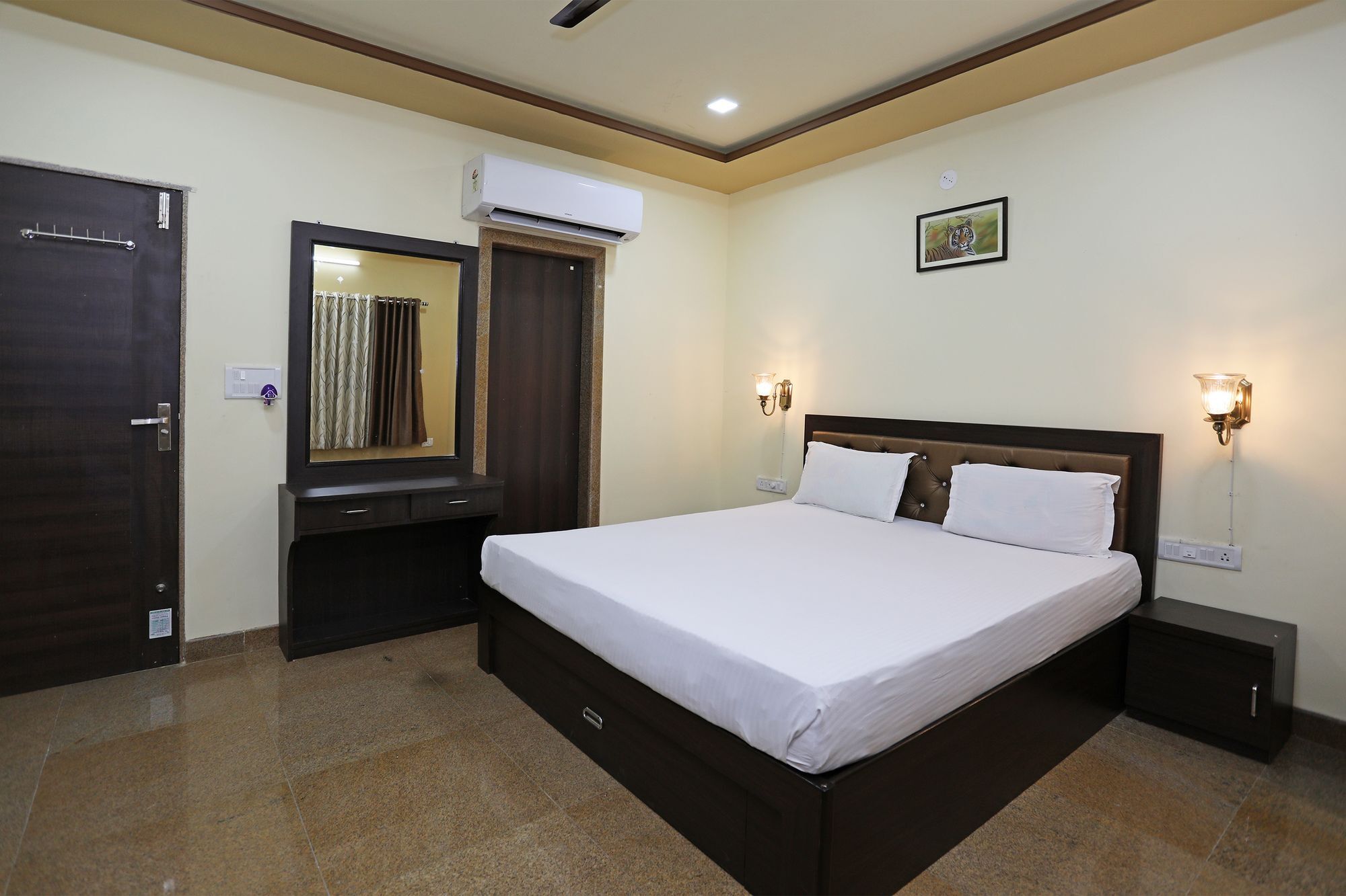 Oyo 9428 Hill View Room Goverdhan Vilas Udaipur Bagian luar foto