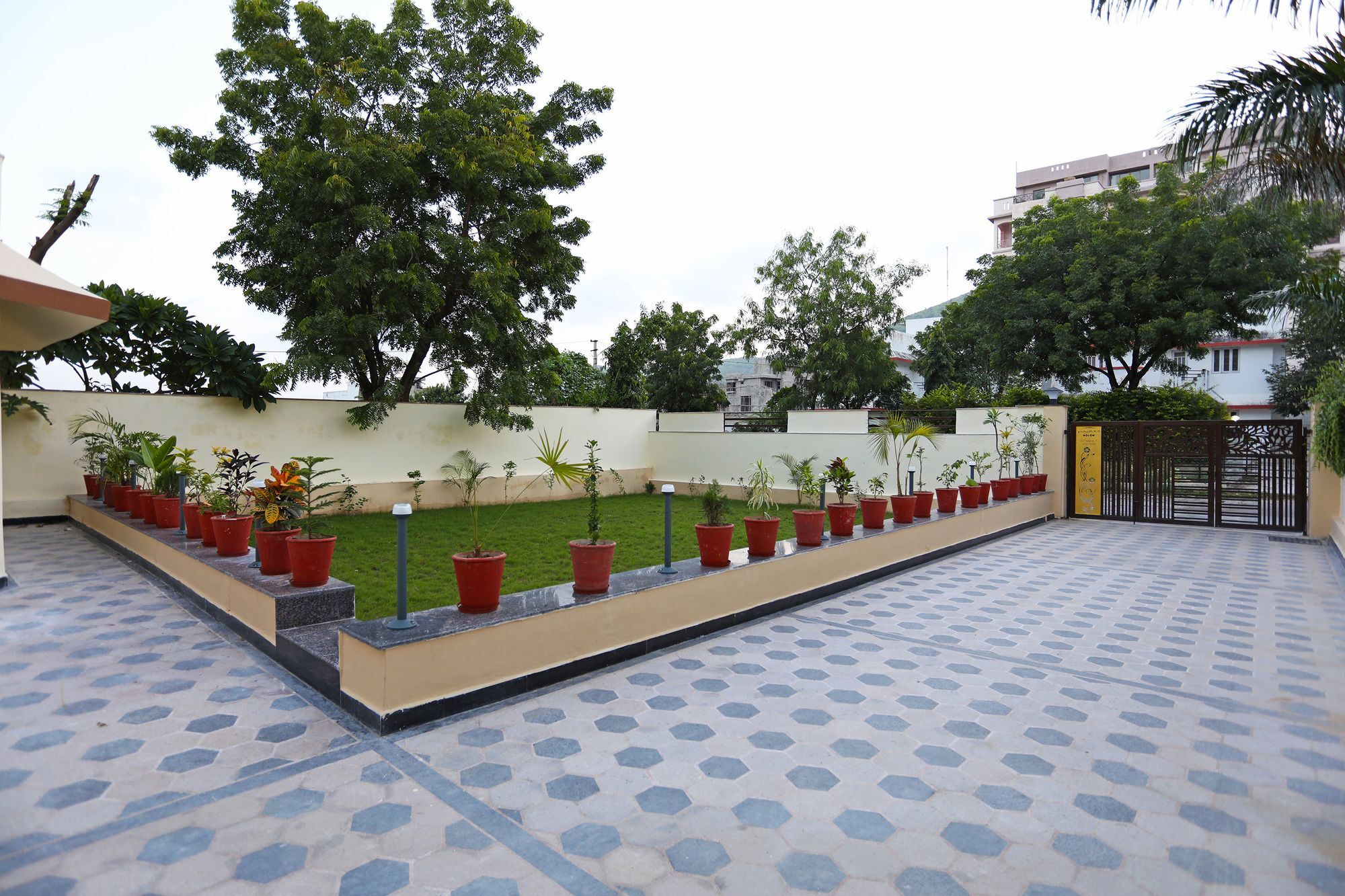 Oyo 9428 Hill View Room Goverdhan Vilas Udaipur Bagian luar foto