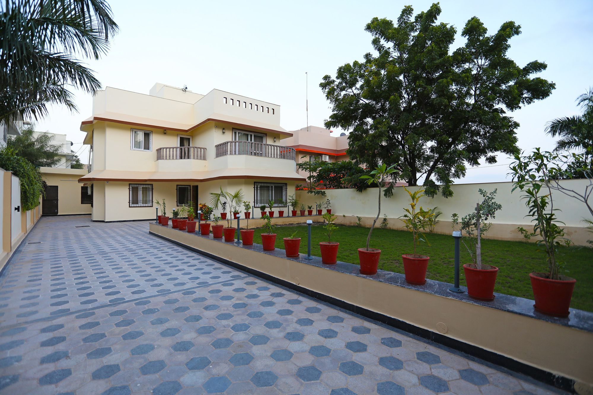 Oyo 9428 Hill View Room Goverdhan Vilas Udaipur Bagian luar foto