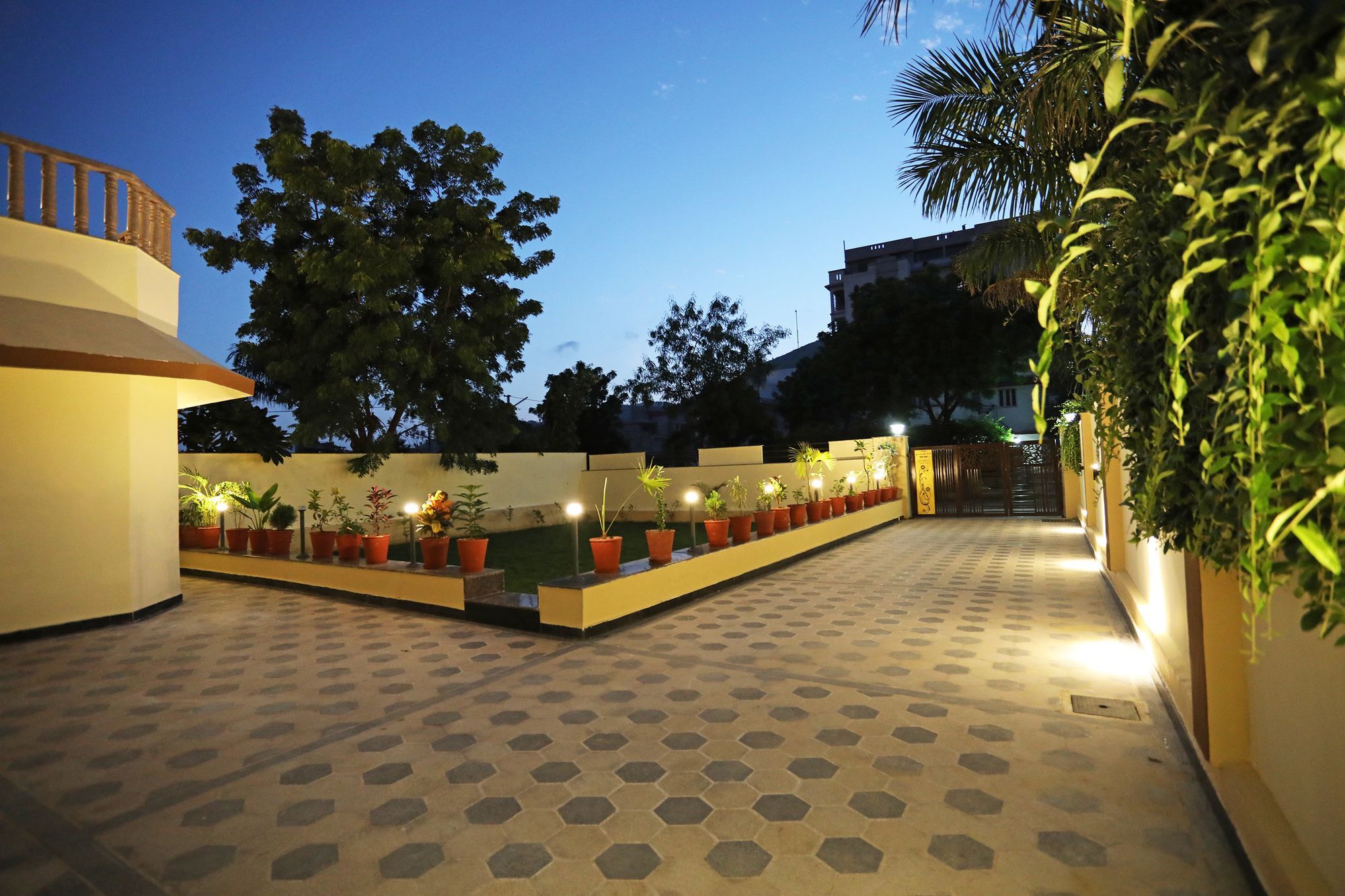 Oyo 9428 Hill View Room Goverdhan Vilas Udaipur Bagian luar foto